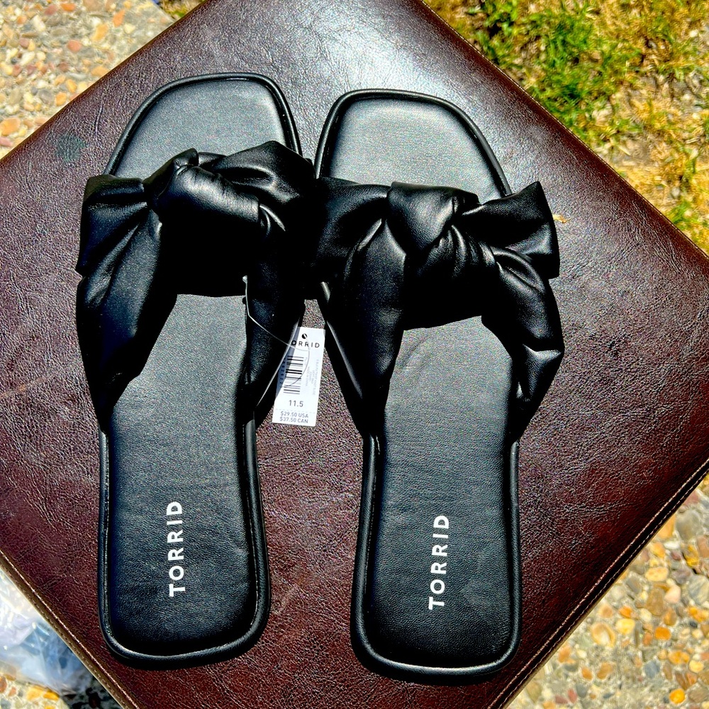 Torrid black twist knot slide size 11.5